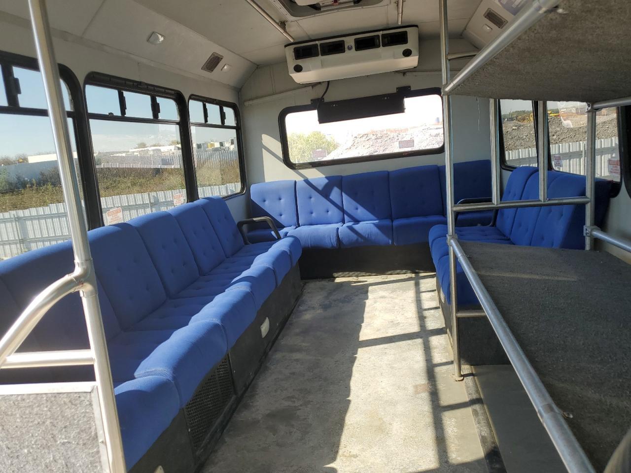 2017 Ford Econoline E450 Super Duty Cutaway Van - Фото 6