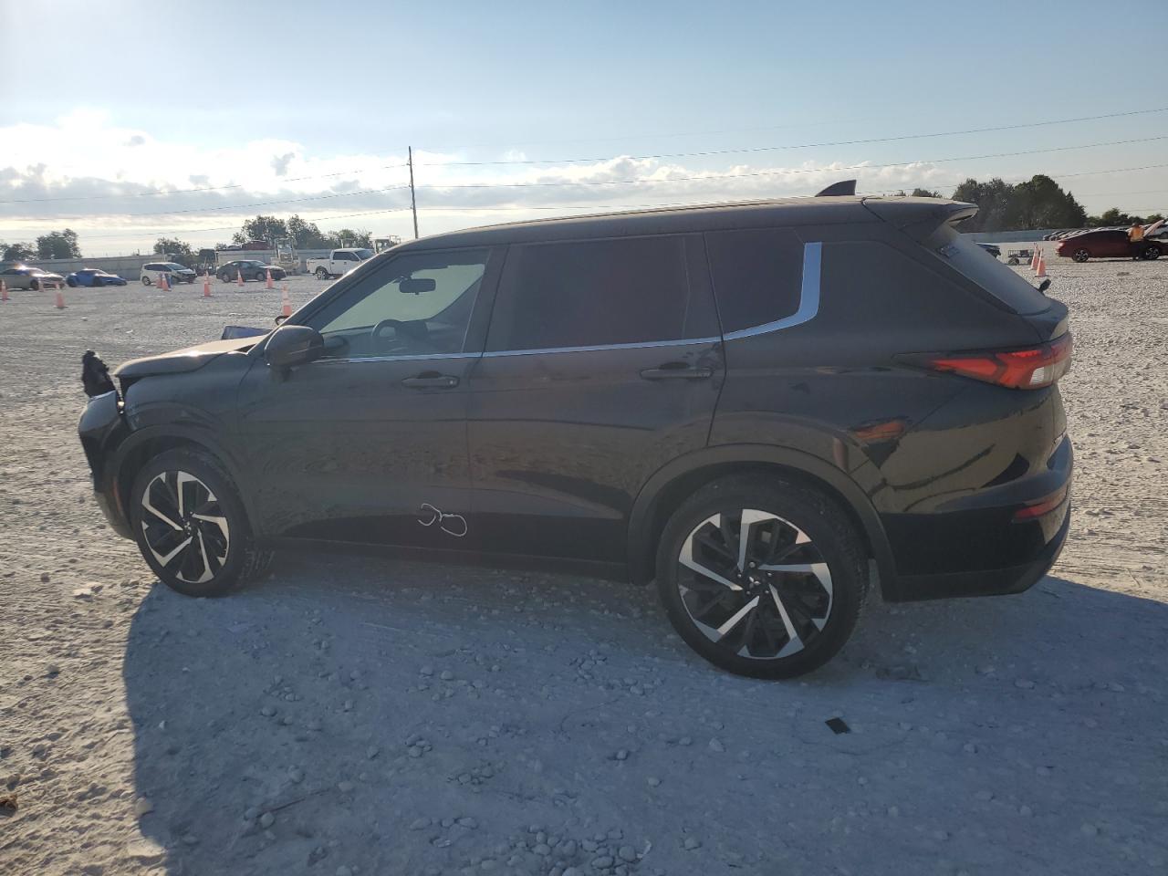 2022 Mitsubishi Outlander Es - Image 2