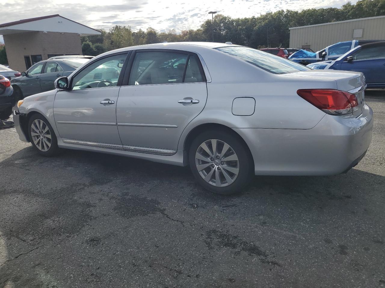 2011 Toyota Avalon Base - Фото 2