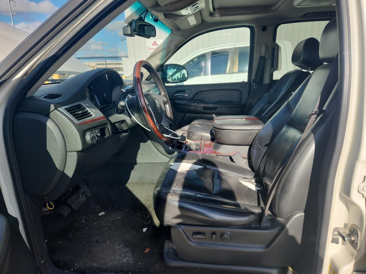 2008 Cadillac Escalade Luxury - Image 7