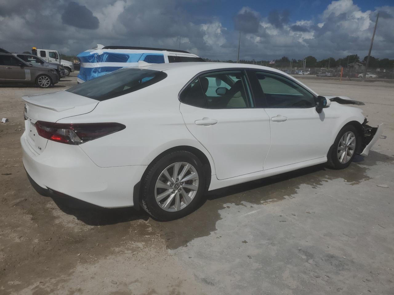 2022 Toyota Camry Le - Фото 3