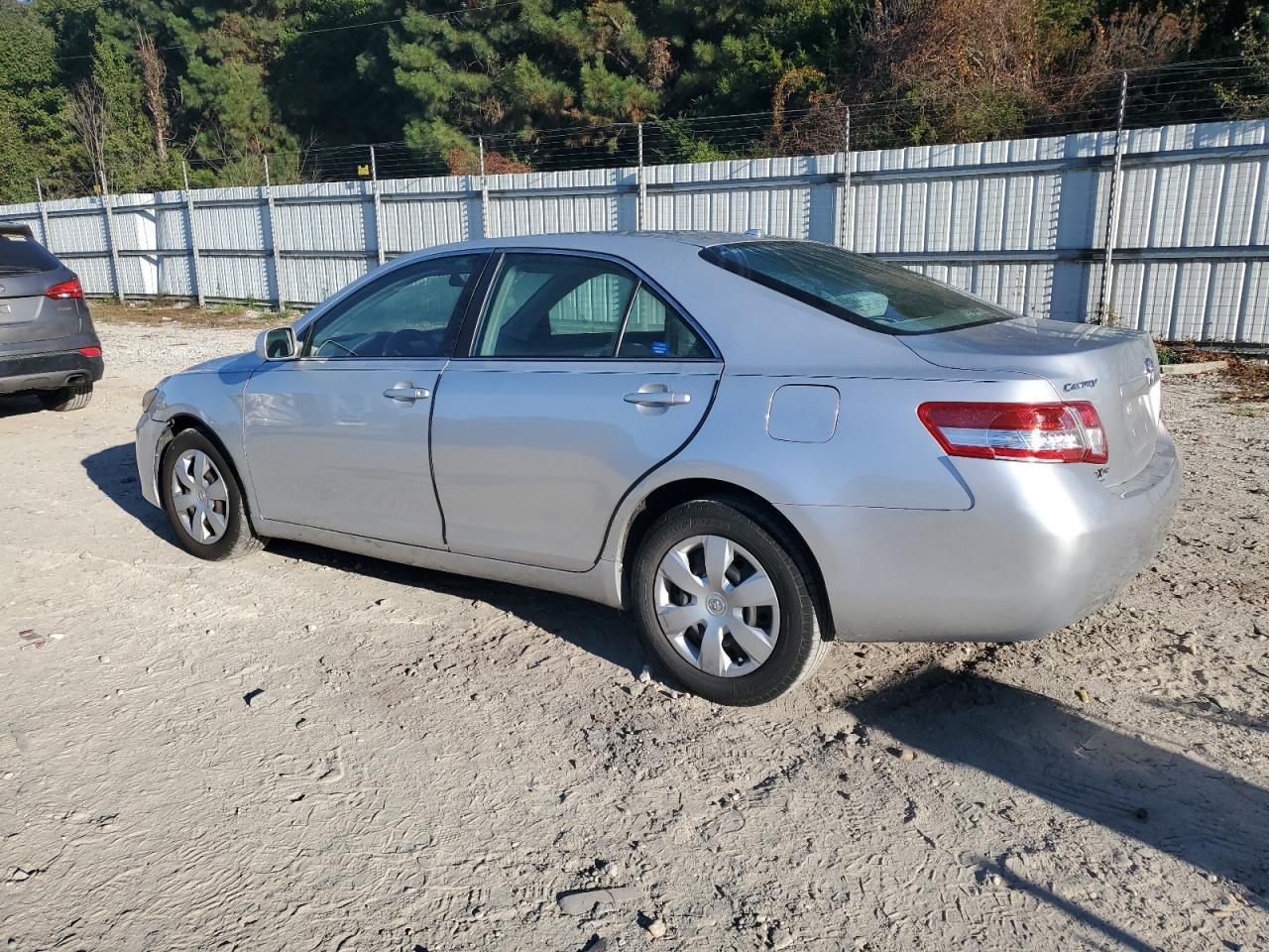 2011 Toyota Camry Base - Фото 2