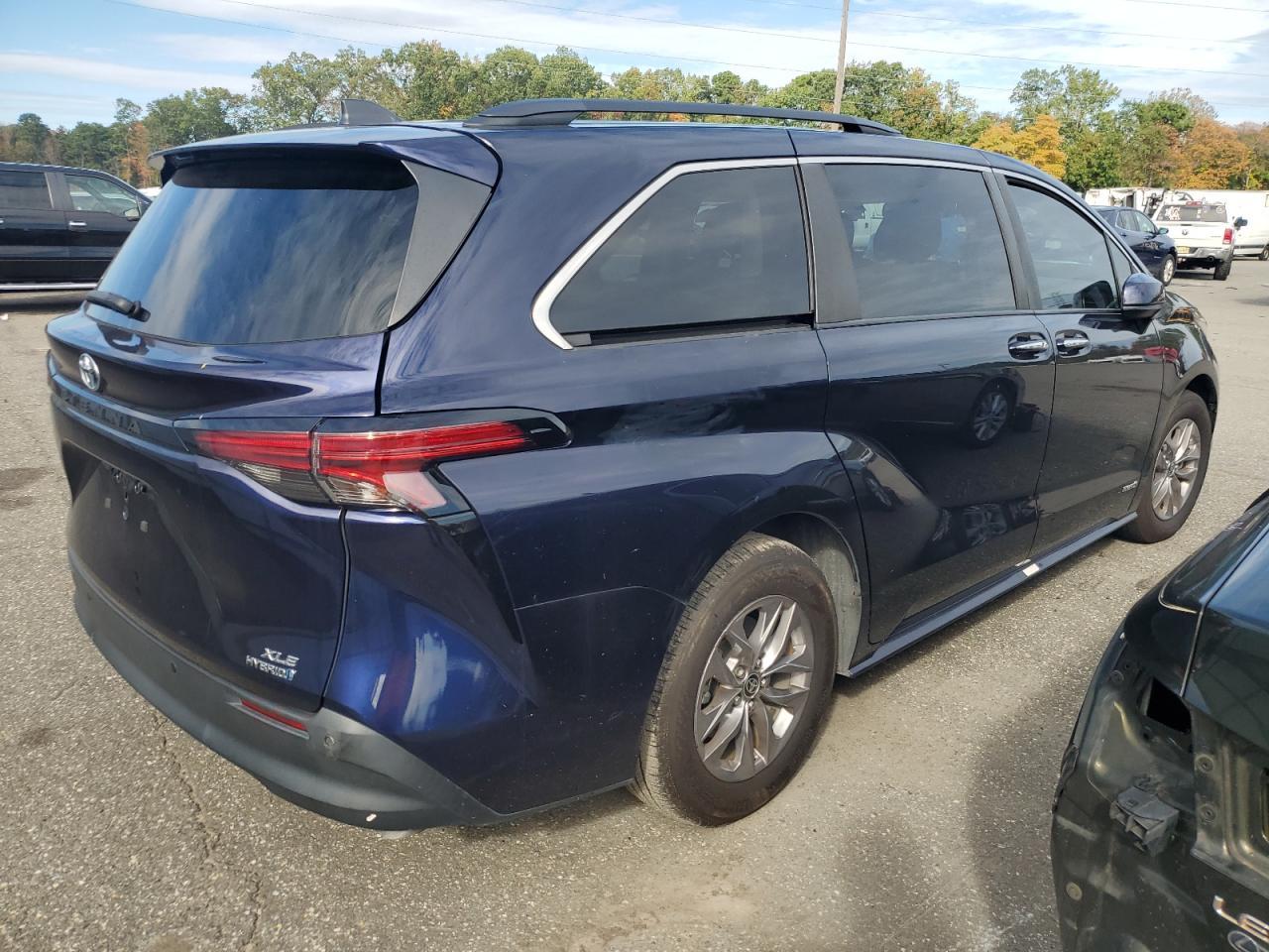 2021 Toyota Sienna Xle - Image 3