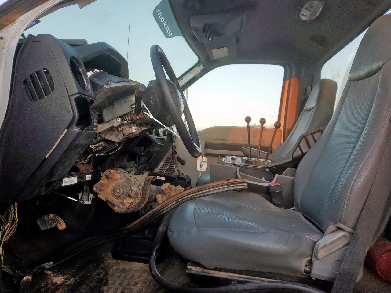 2012 Ford F750 Super Duty - Image 7