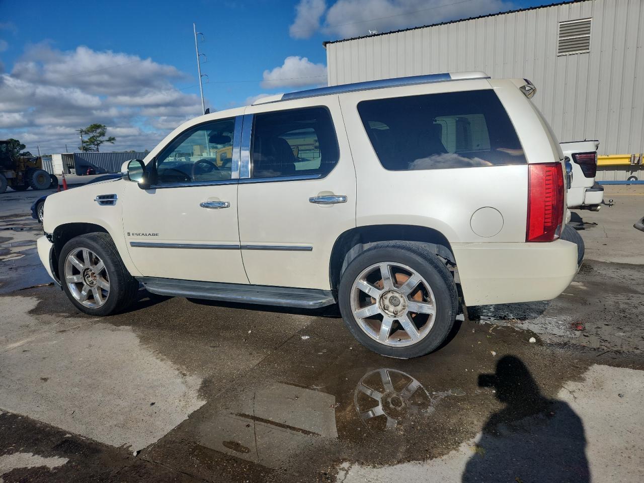 2008 Cadillac Escalade Luxury - Image 2