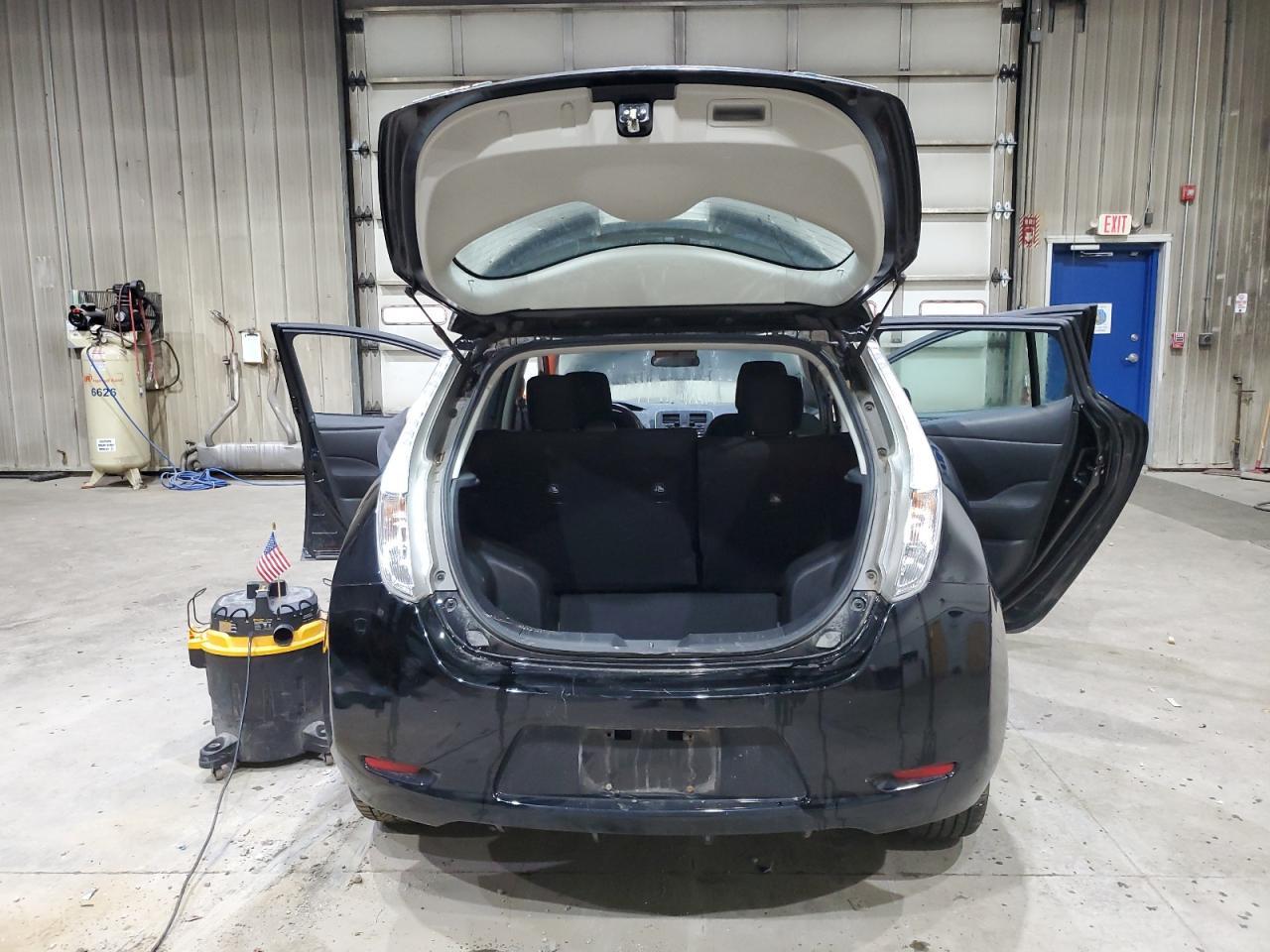 2015 Nissan Leaf S - Image 6