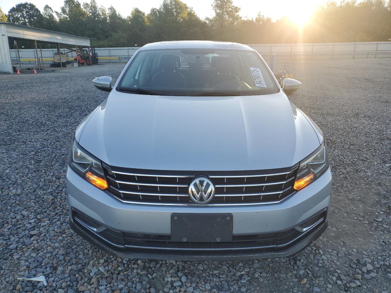 2017 Volkswagen Passat Se - Фото 5