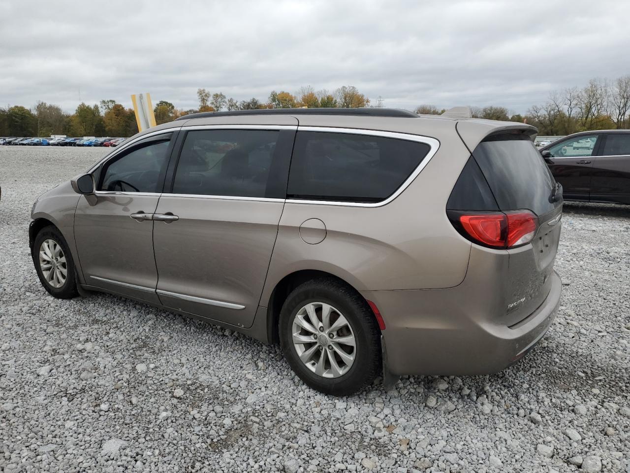 2017 Chrysler Pacifica Touring L - Image 2