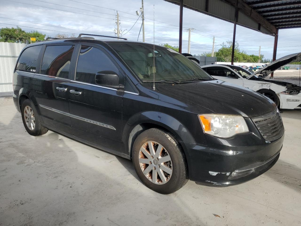 2015 Chrysler Town & Country Touring - Image 4