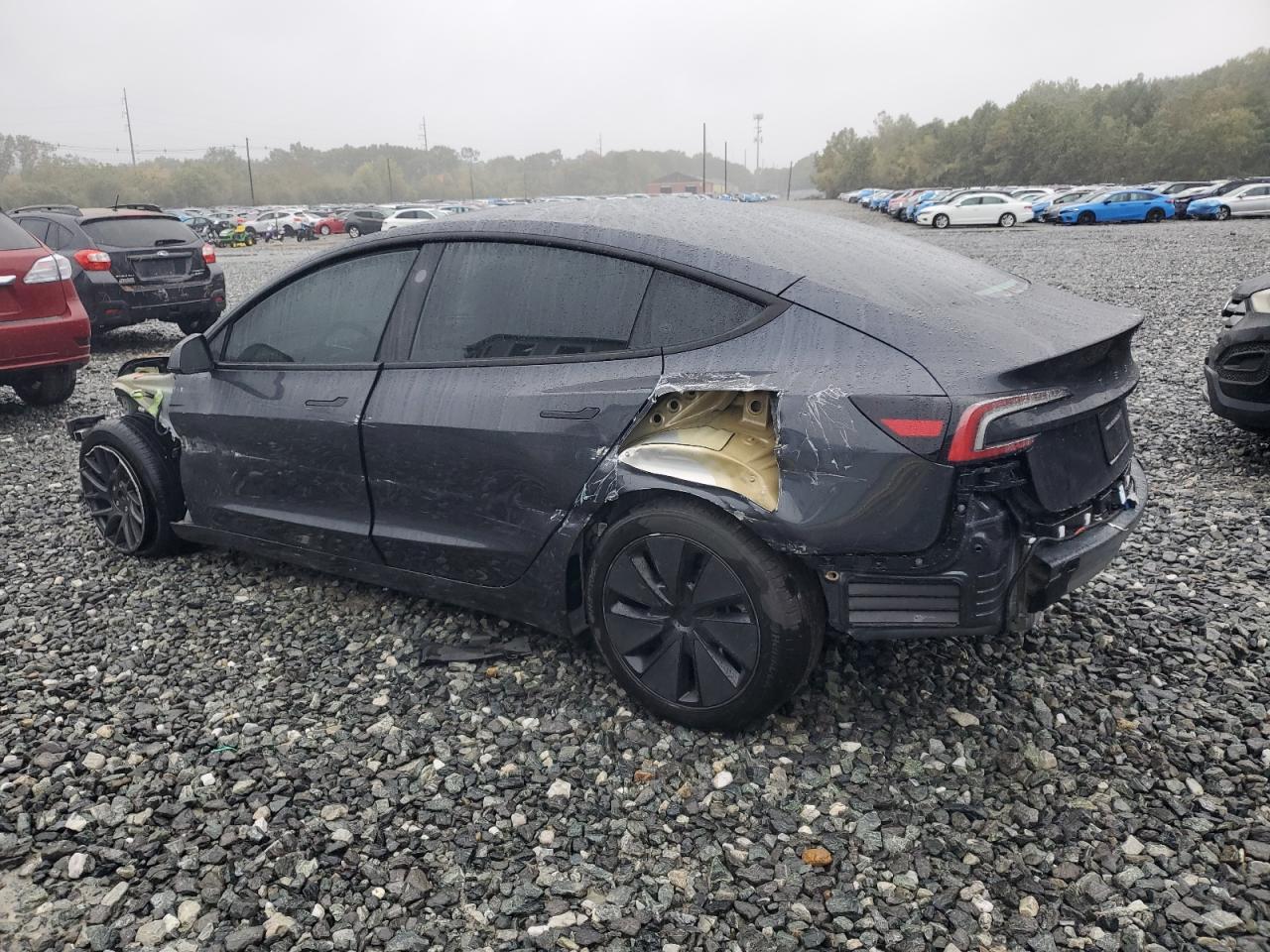 2025 Tesla Model 3 - Фото 2