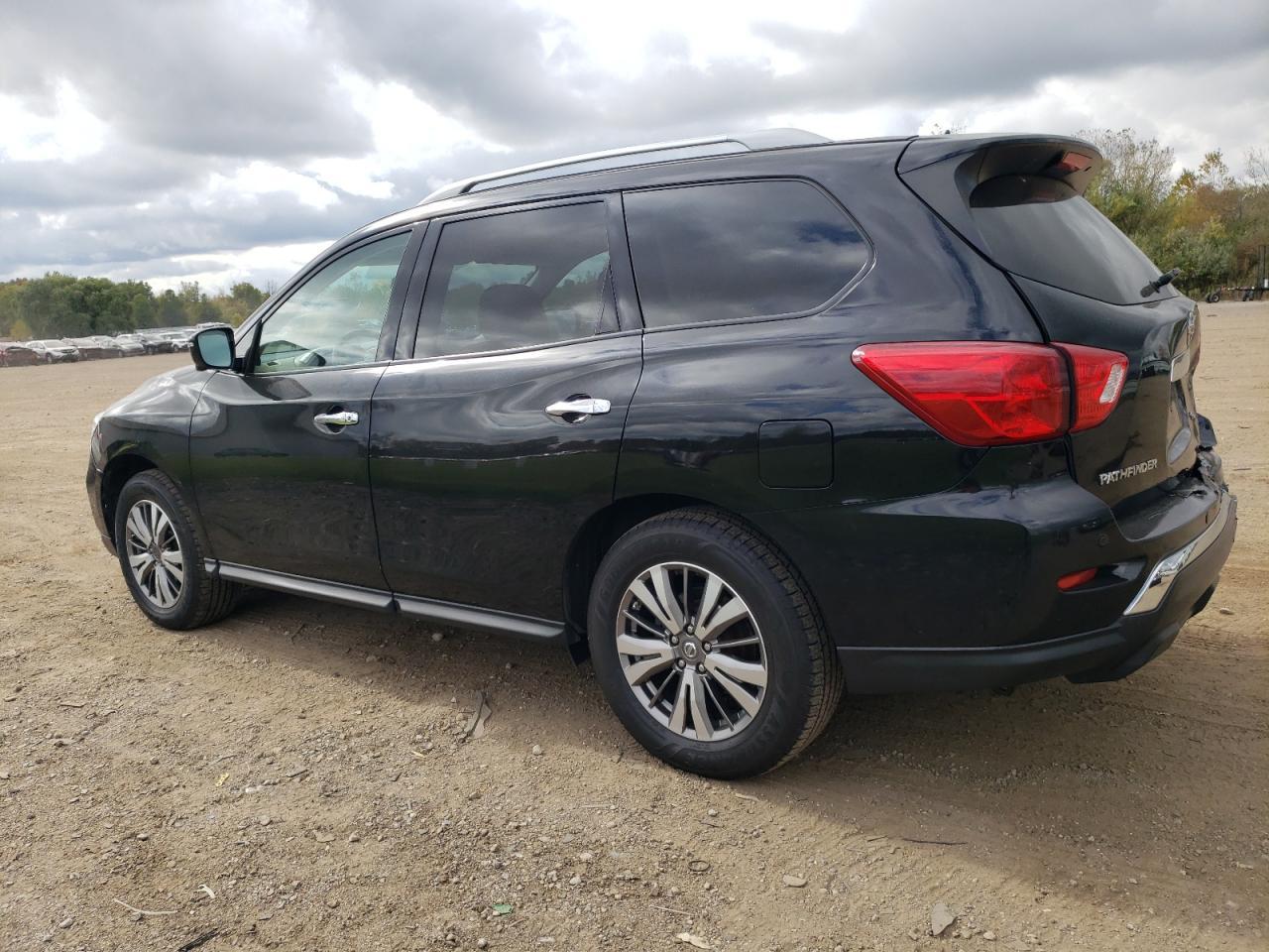 2018 Nissan Pathfinder S - Image 2