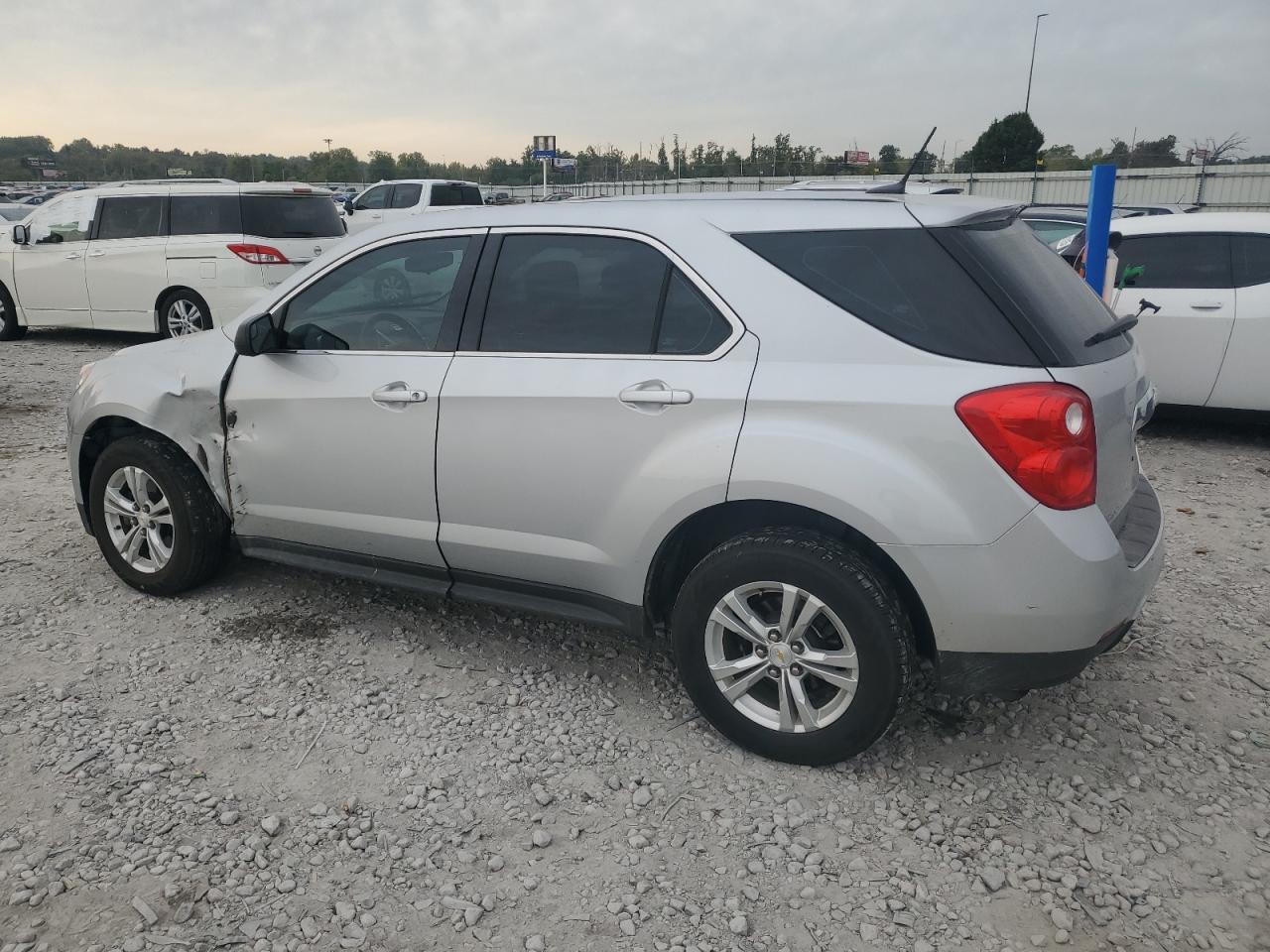 2014 Chevrolet Equinox Ls - Image 2