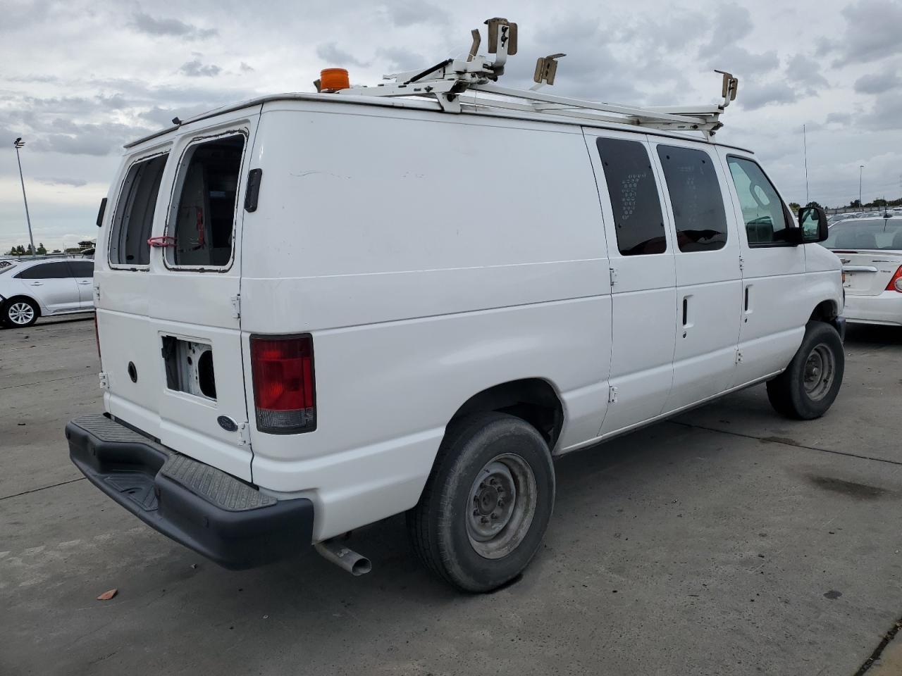 2011 Ford Econoline E250 Van - Фото 3