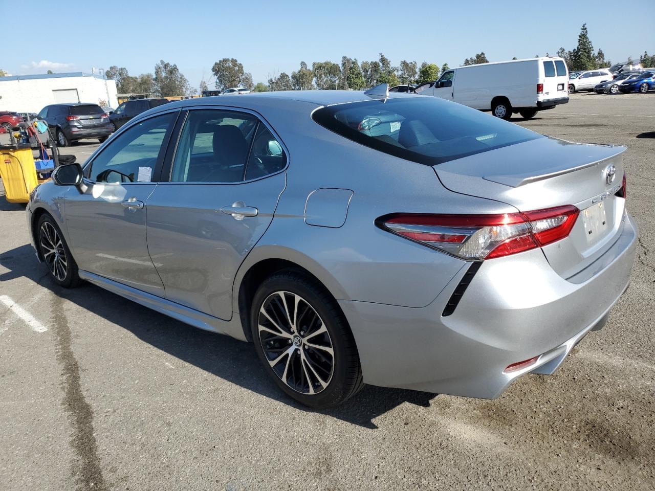 2019 Toyota Camry L - Фото 2