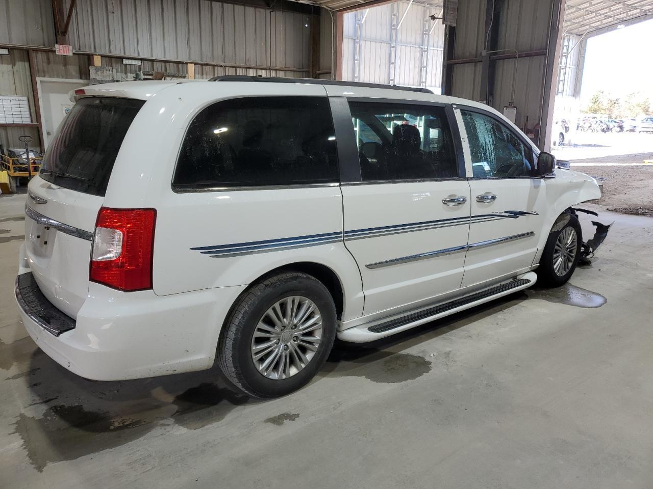 2016 Chrysler Town & Country Touring L - Фото 3