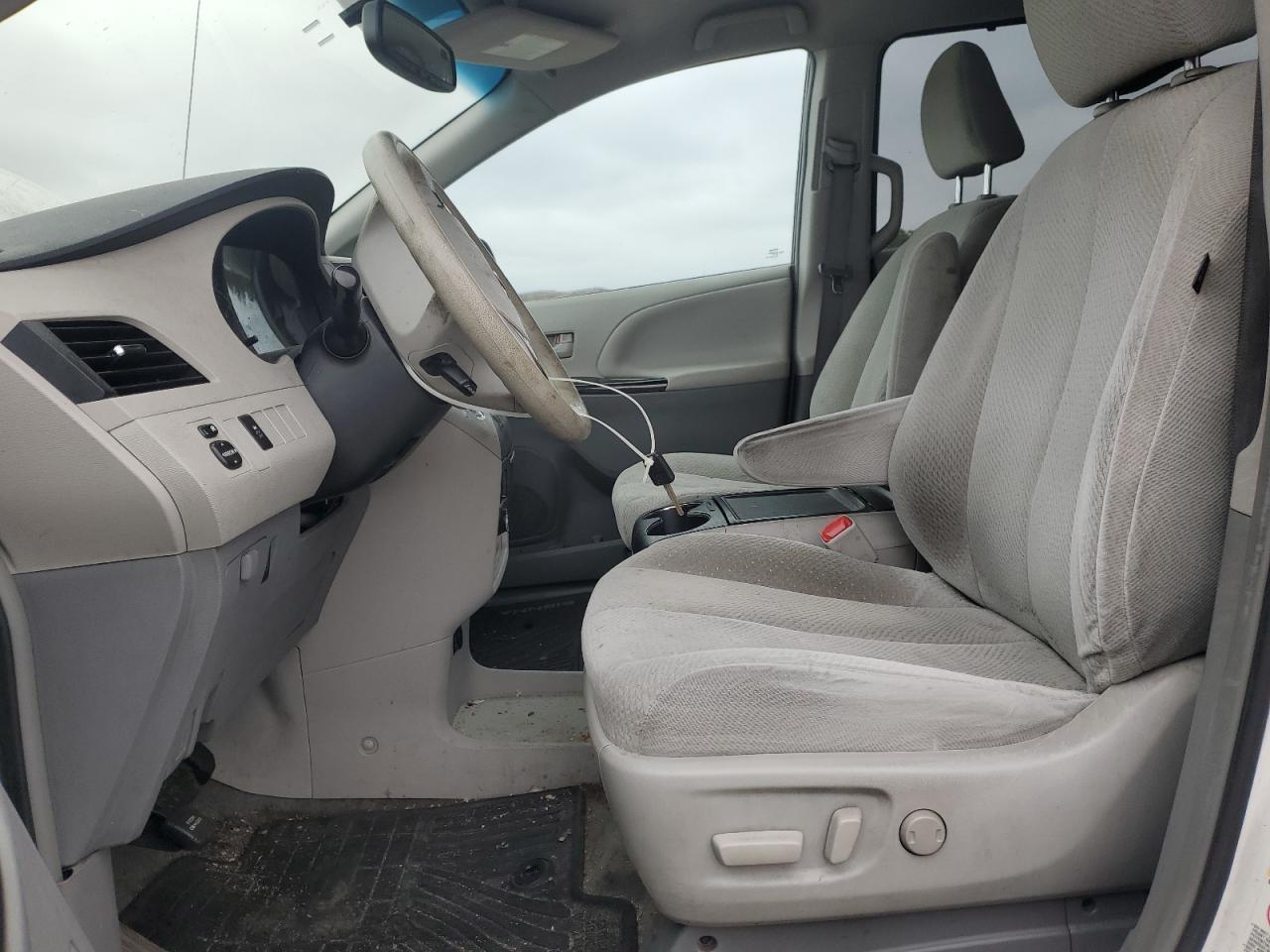 2014 Toyota Sienna Le - Image 7