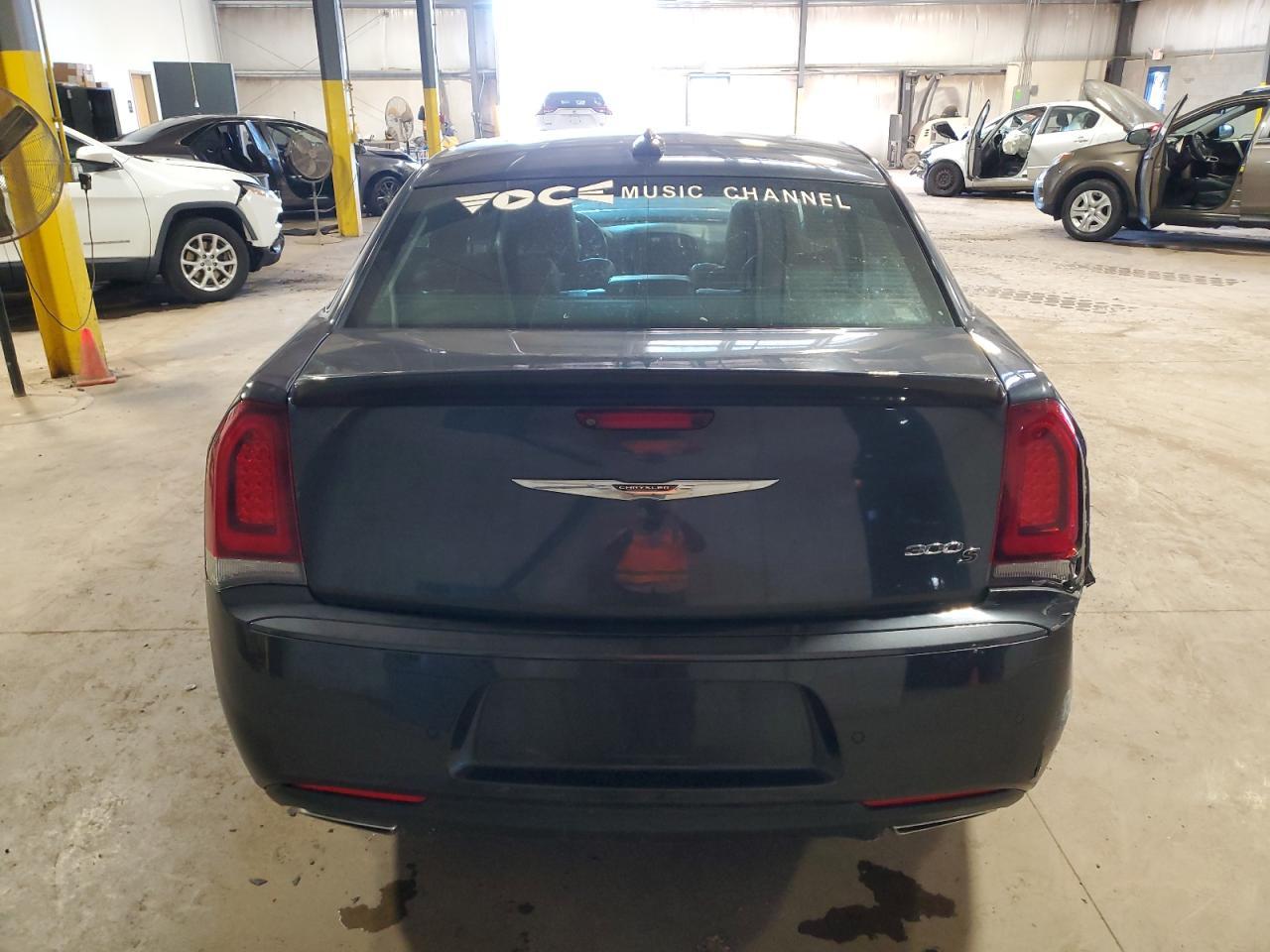 2018 Chrysler 300 S - Image 6