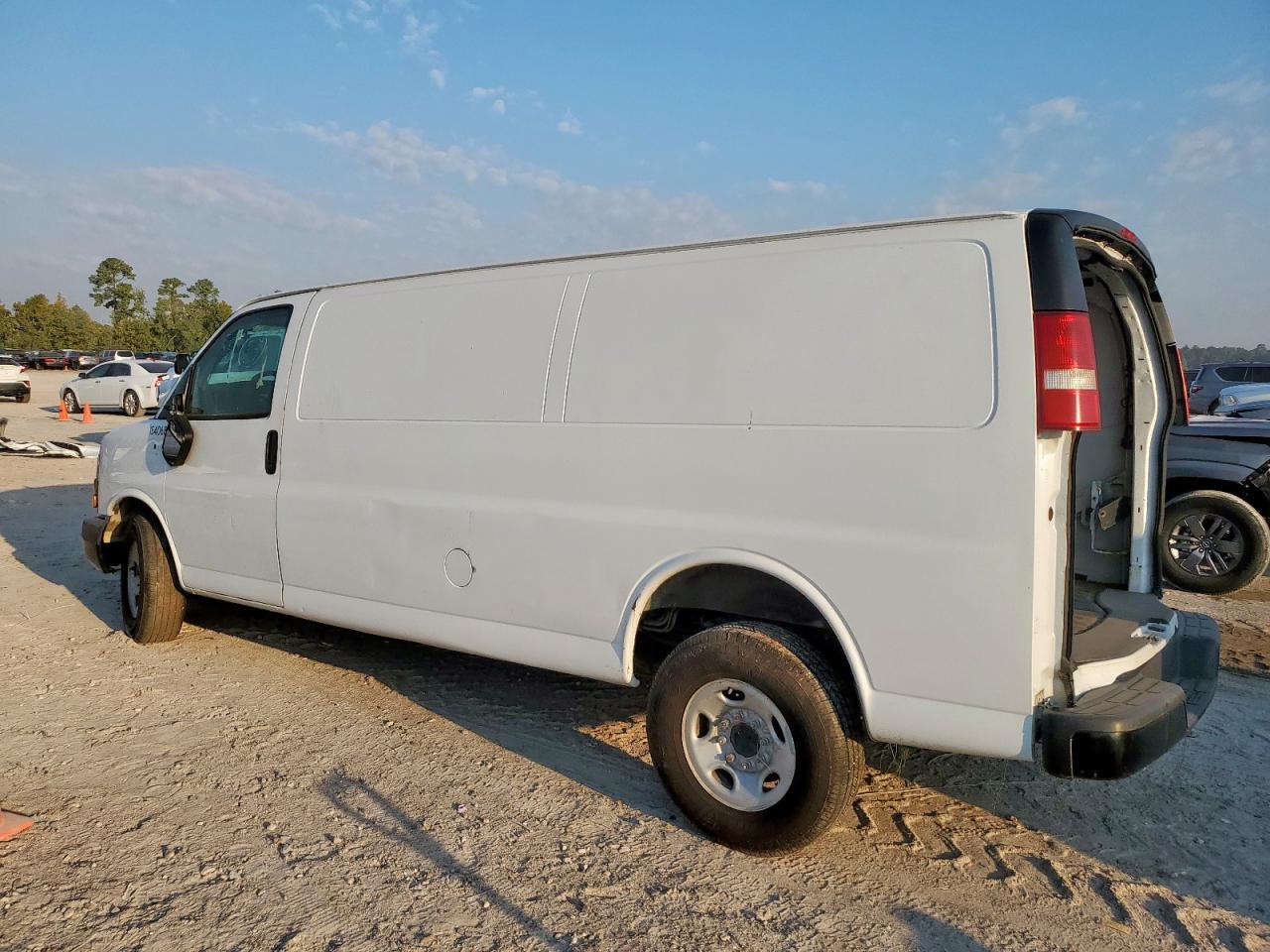 2018 Chevrolet Express 3500 Delivery Van - Фото 2