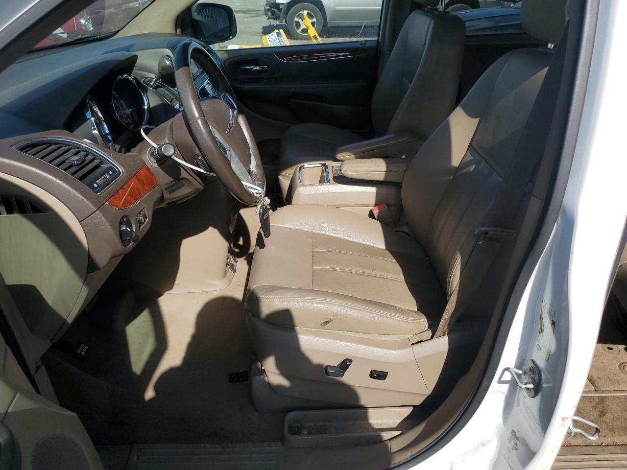 2016 Chrysler Town And Country Touring - Image 7