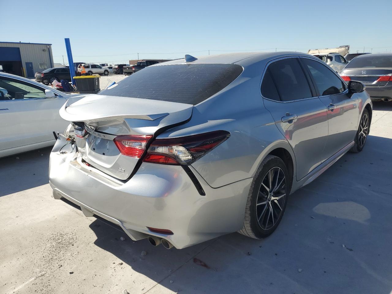 2022 Toyota Camry Se - Фото 3