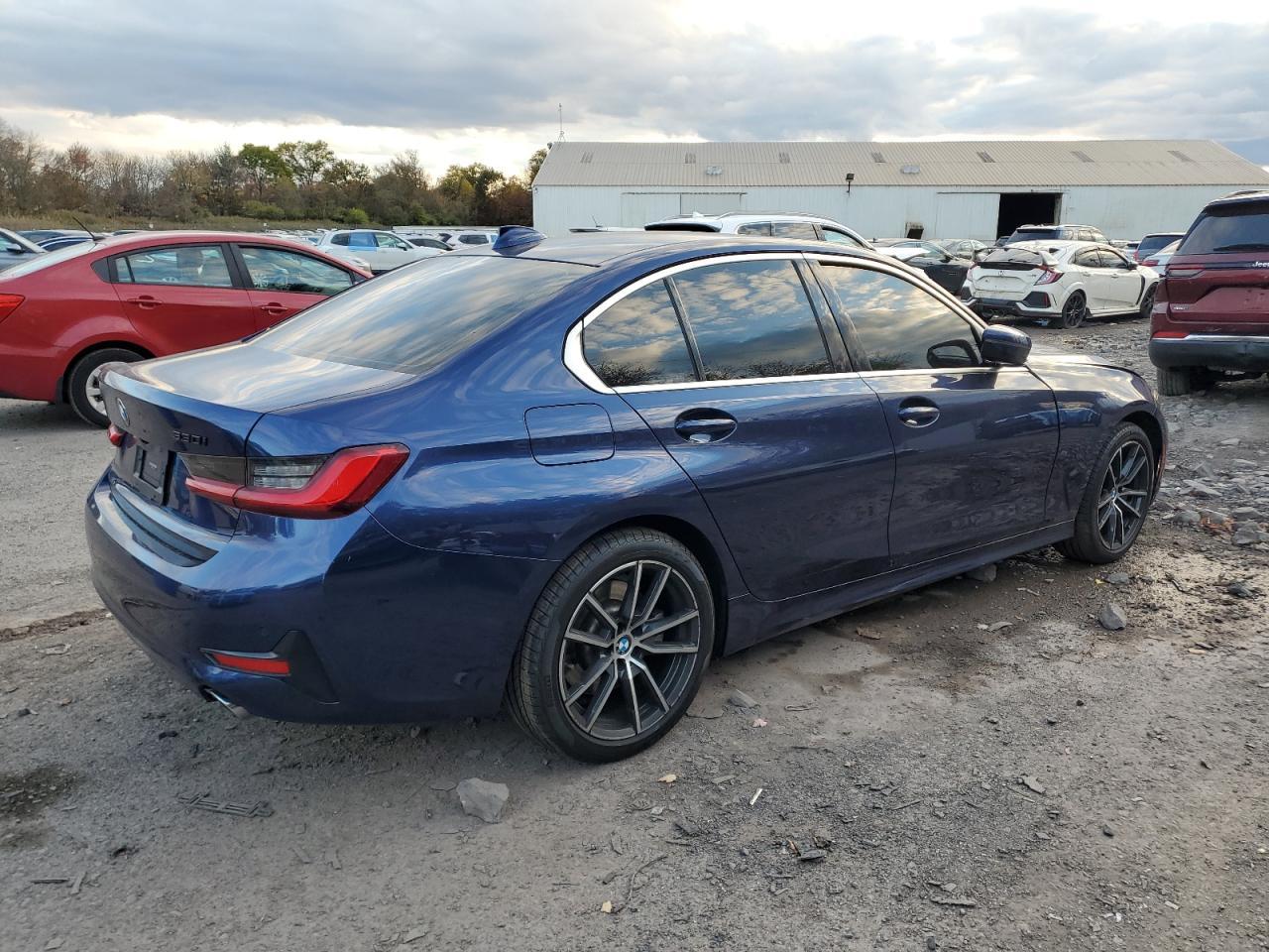 2020 BMW 330Xi - Фото 3