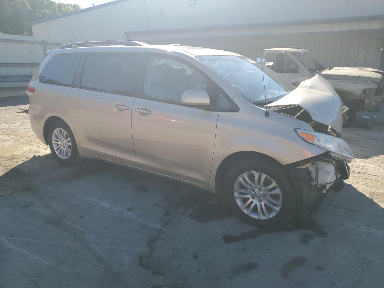 2014 Toyota Sienna Xle - Фото 4