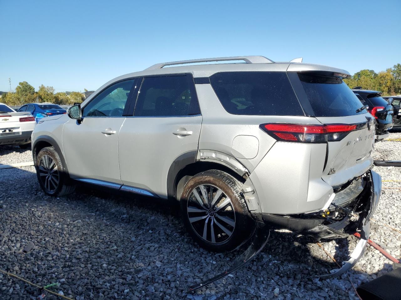 2023 Nissan Pathfinder Platinum - Image 2