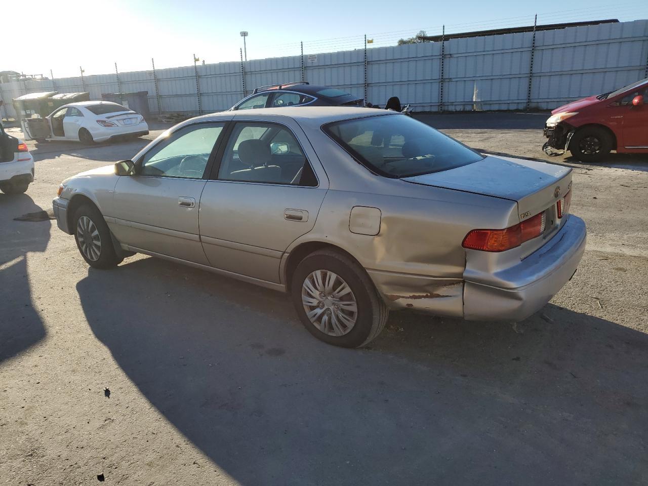 2000 Toyota Camry Ce - Фото 2