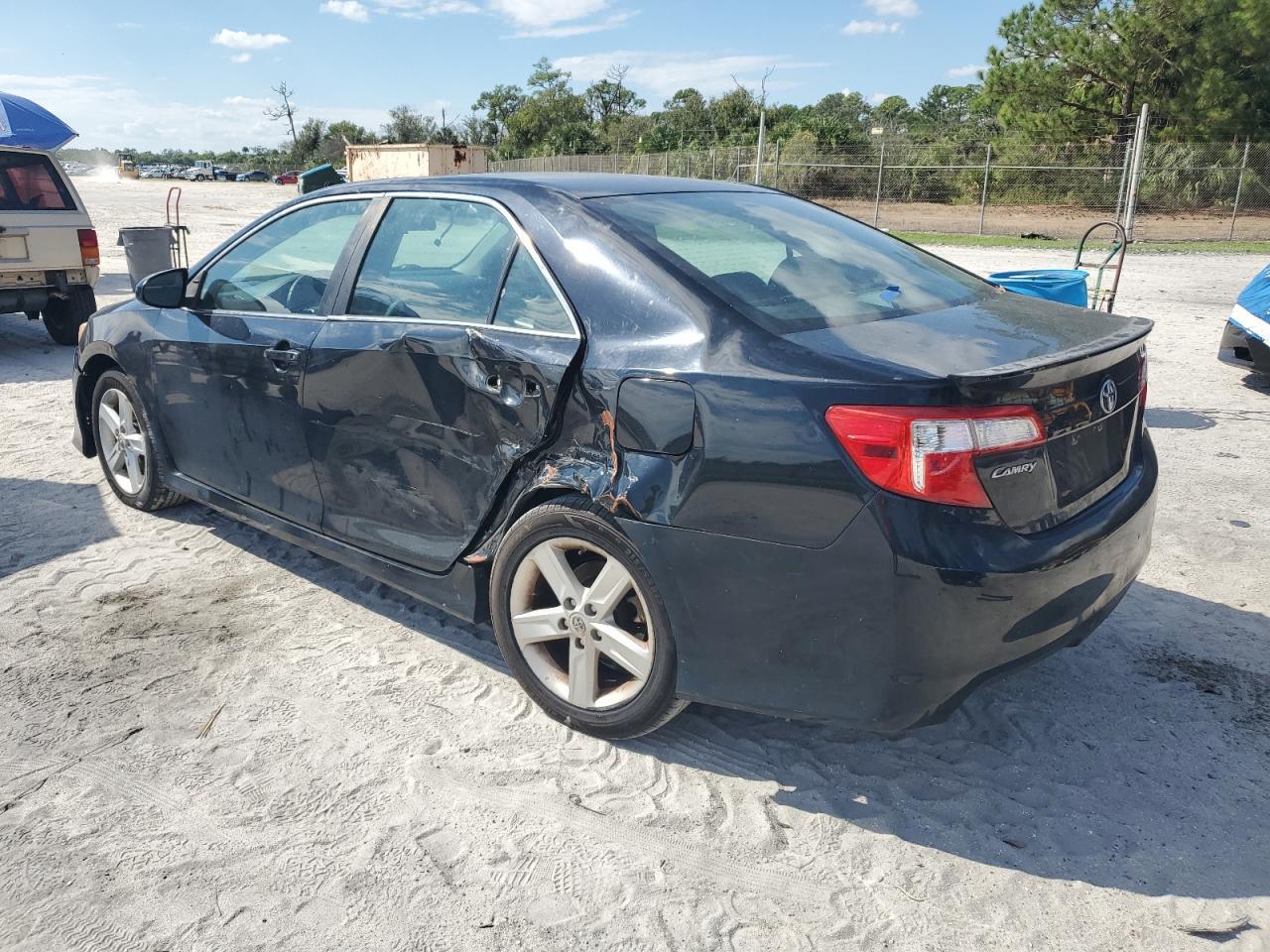 2014 Toyota Camry L - Фото 2