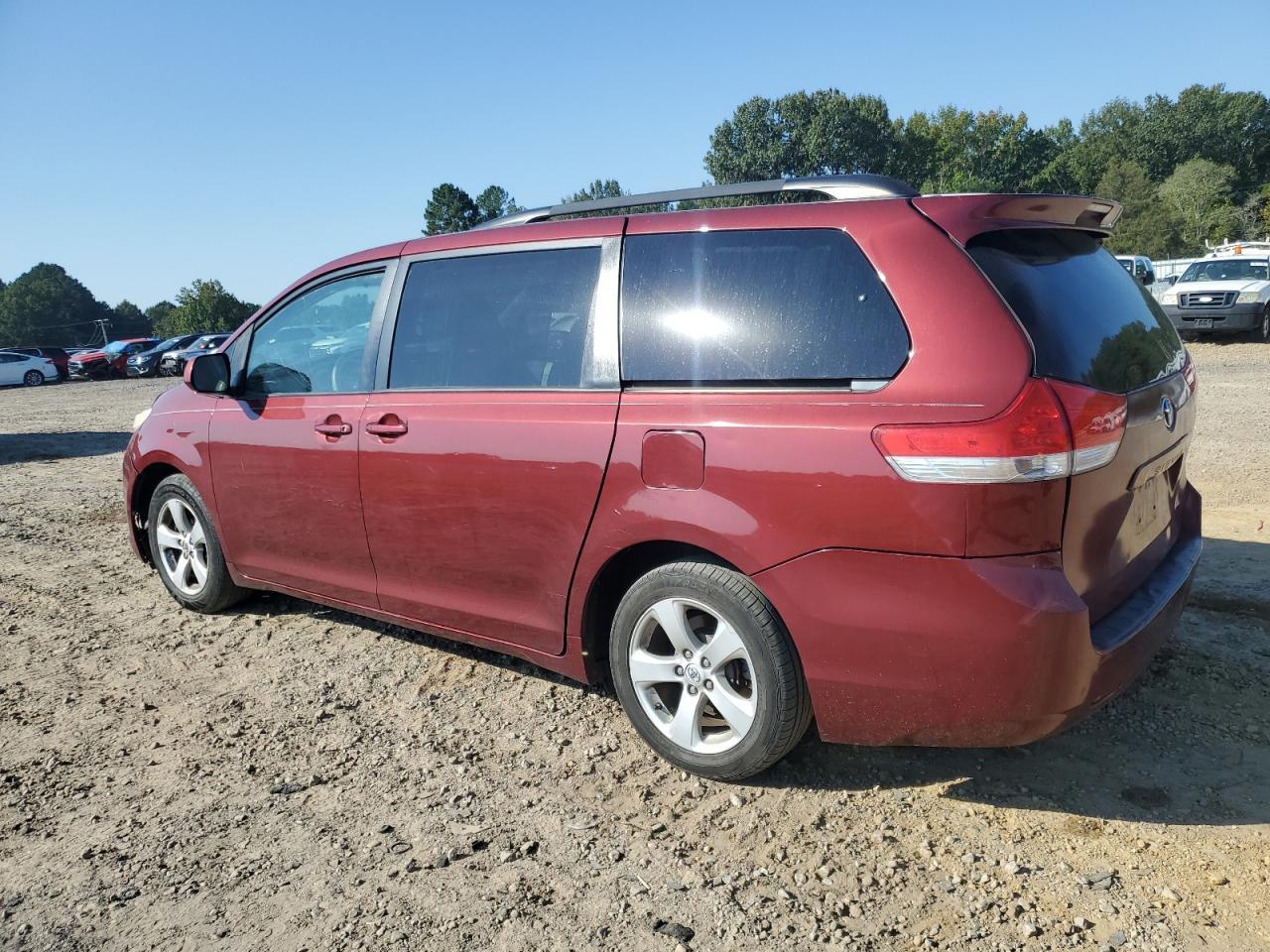 2014 Toyota Sienna Le - Image 2