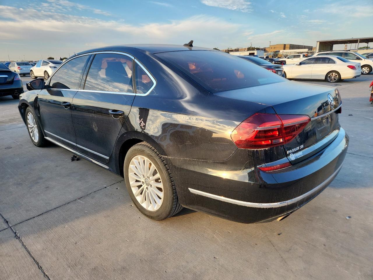 2017 Volkswagen Passat Se - Фото 2