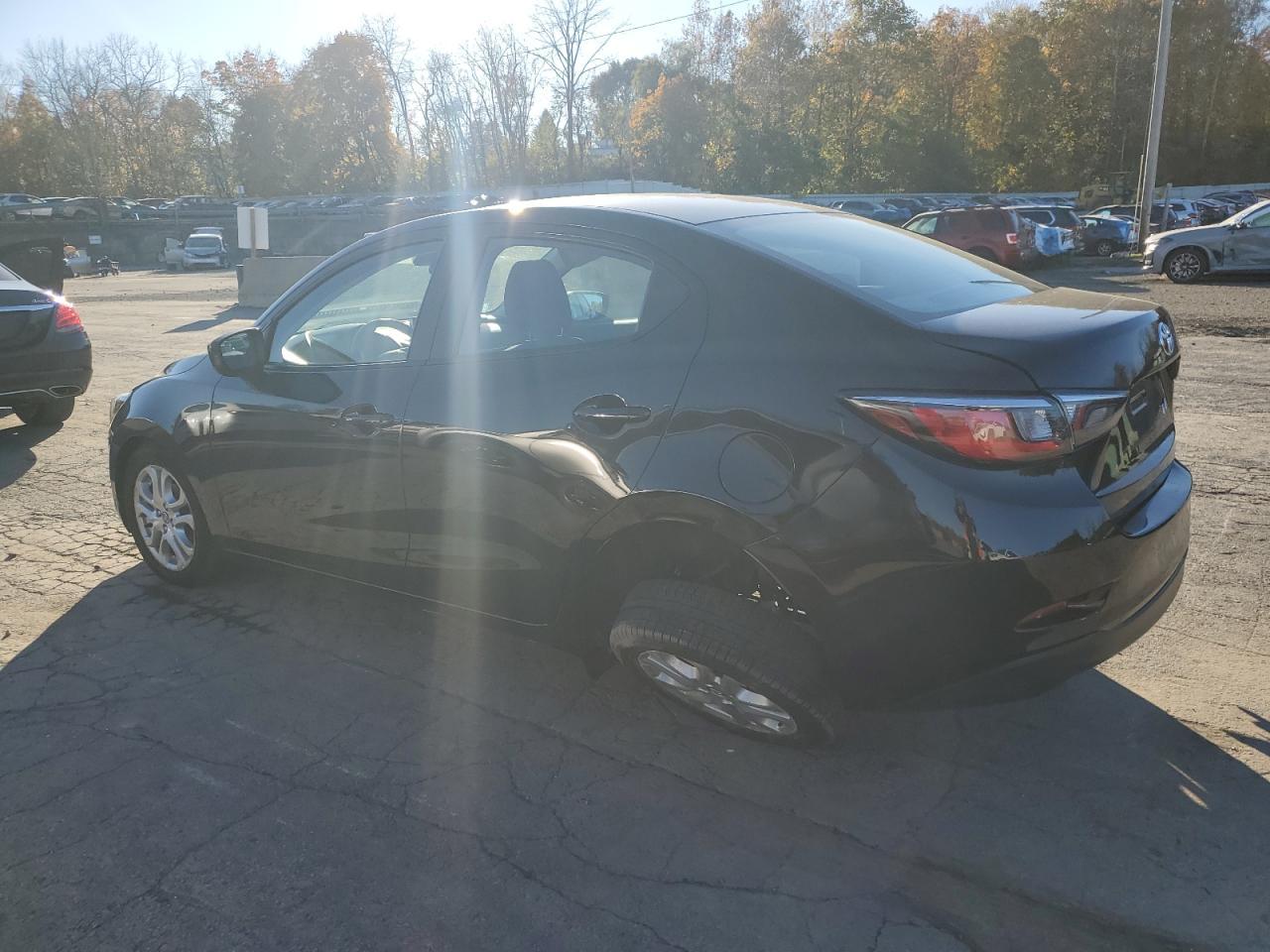 2017 Toyota Yaris Ia - Фото 2