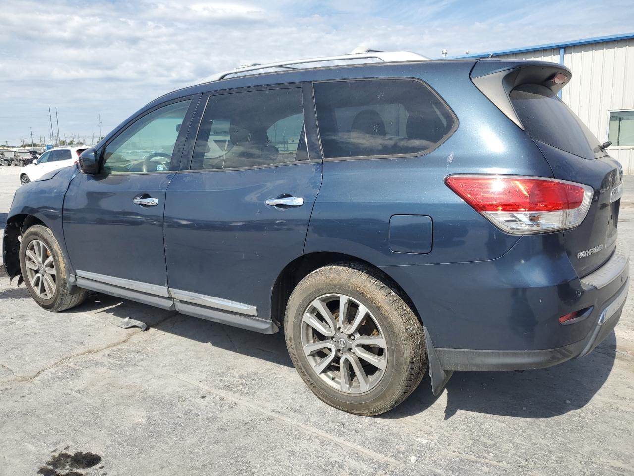 2014 Nissan Pathfinder S - Image 2