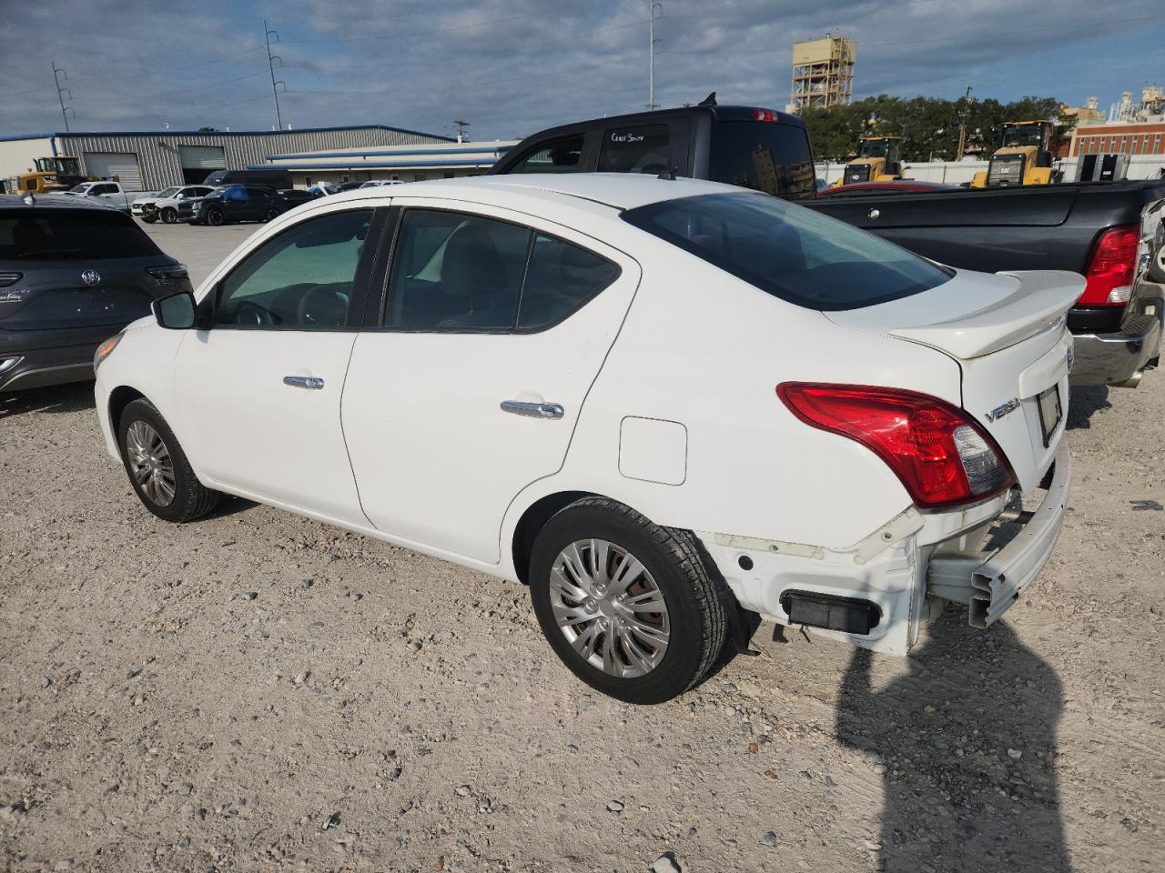 2016 Nissan Versa S - Фото 2