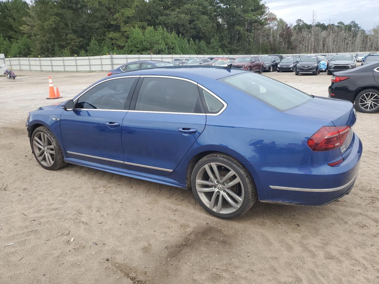 2017 Volkswagen Passat R-Line - Фото 2