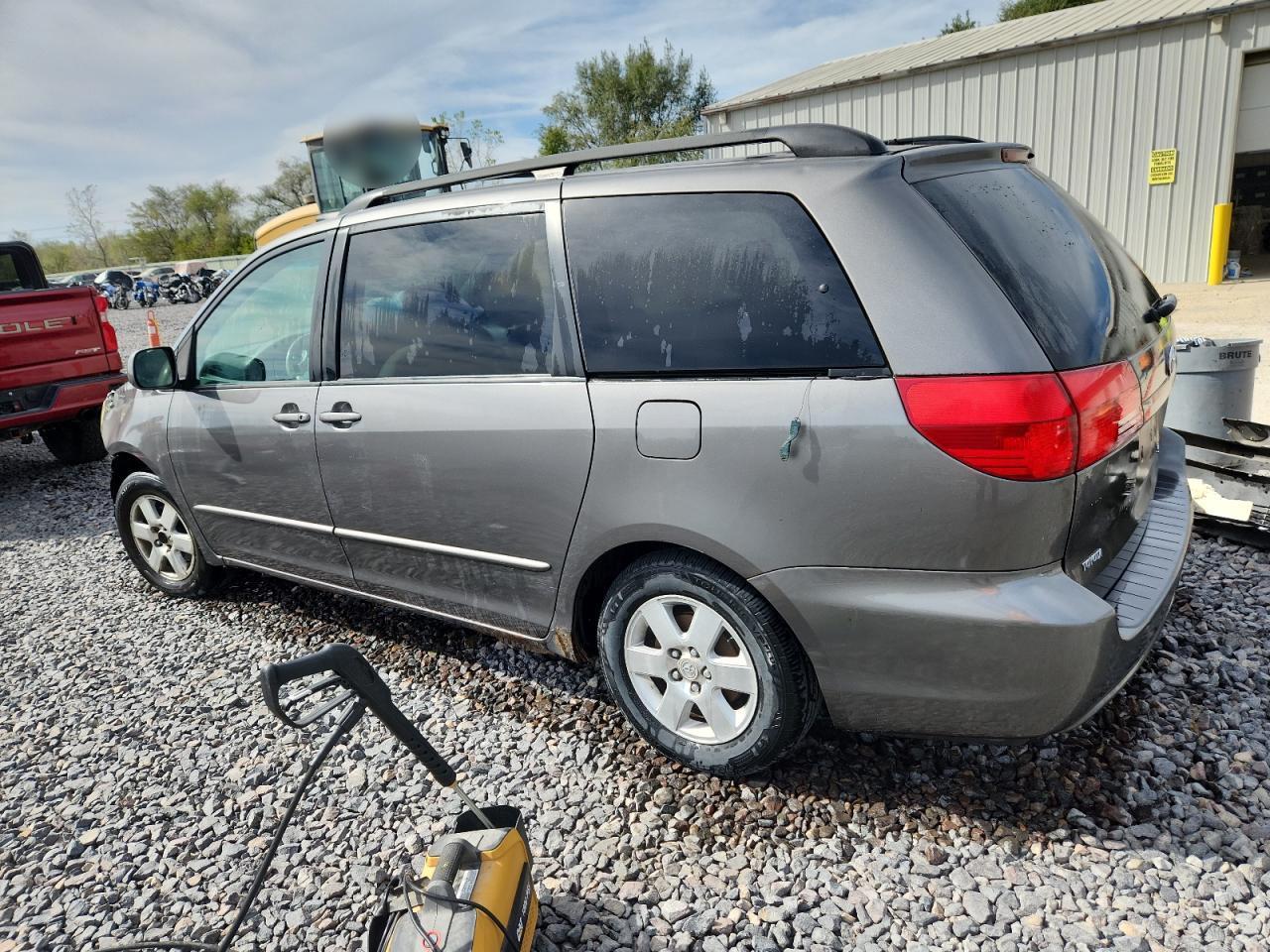 2004 Toyota Sienna Xle - Image 2