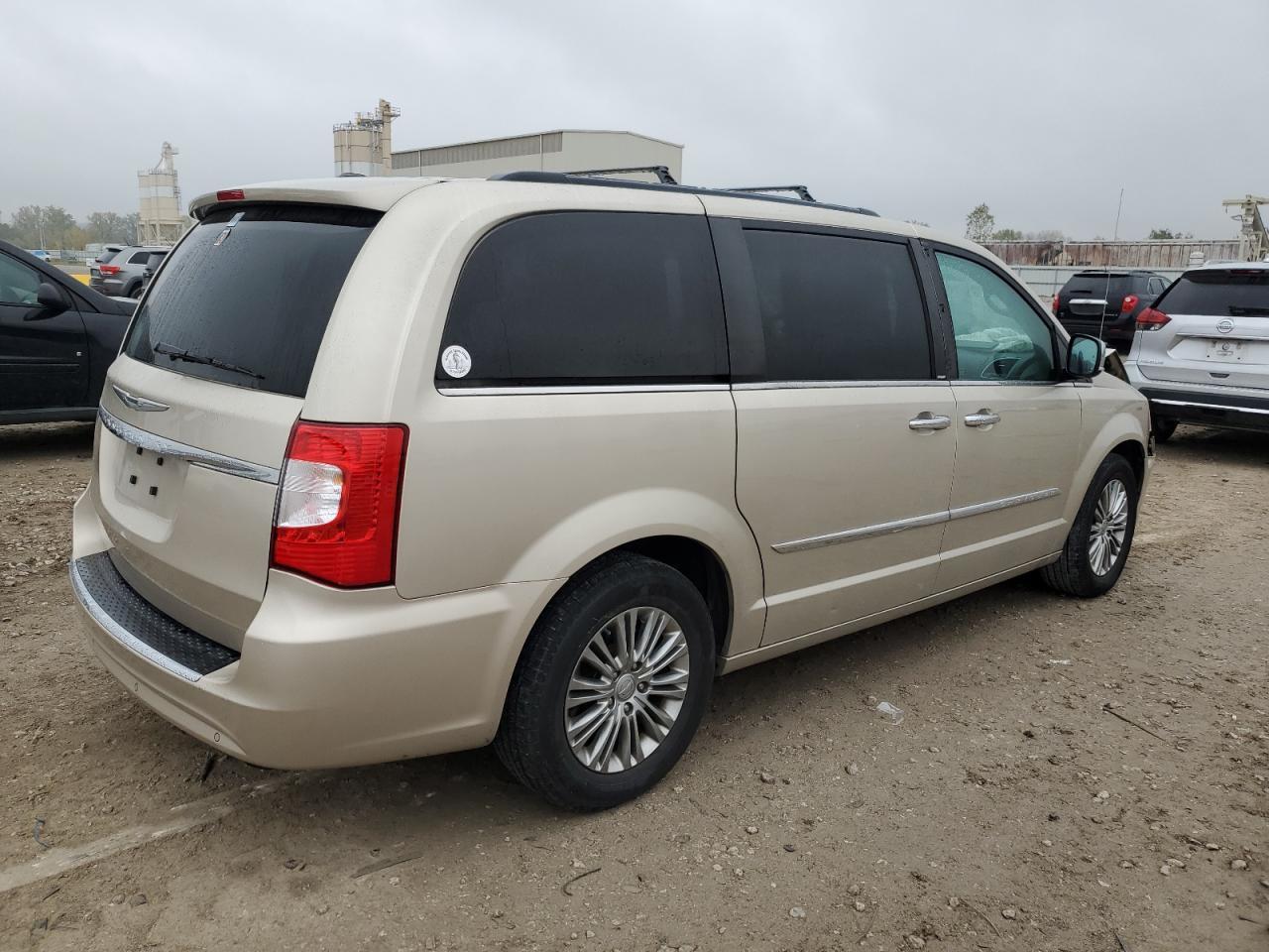2013 Chrysler Town & Country Touring L - Фото 3