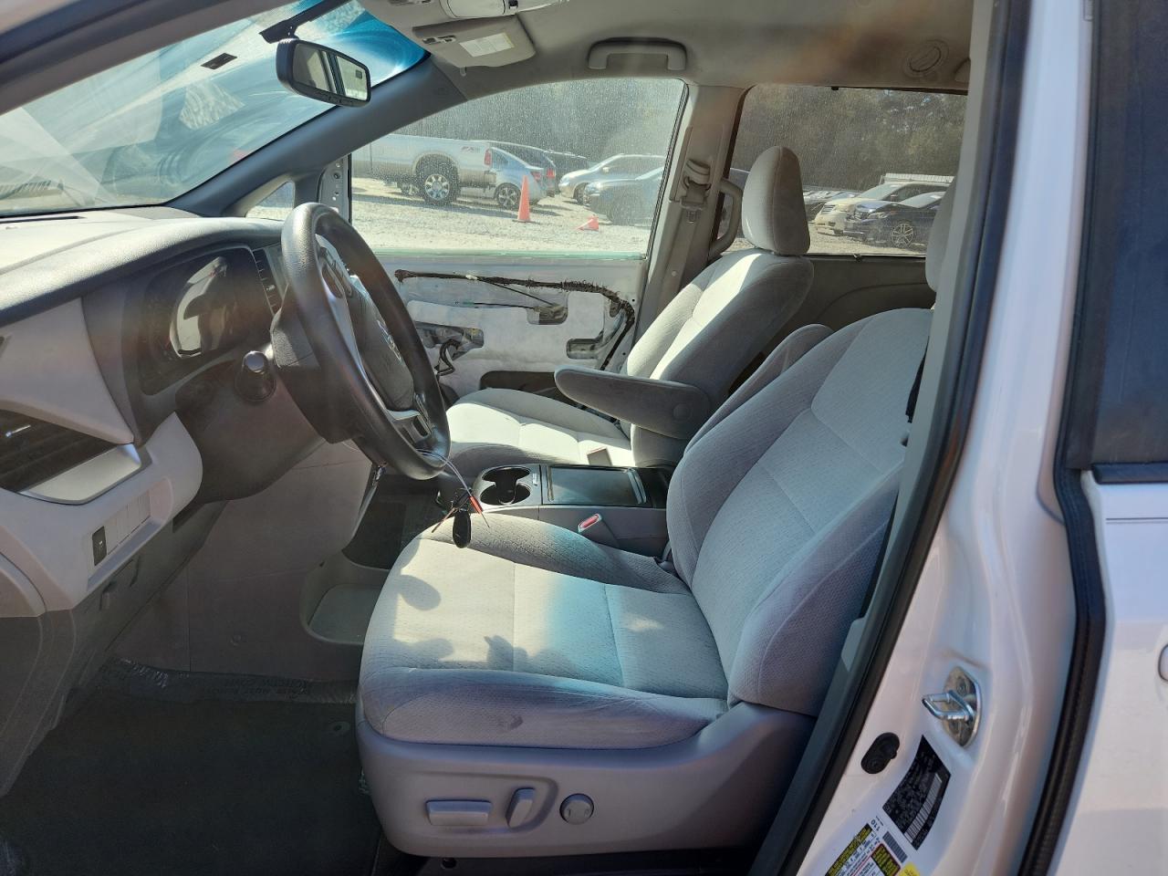 2015 Toyota Sienna Le - Image 7