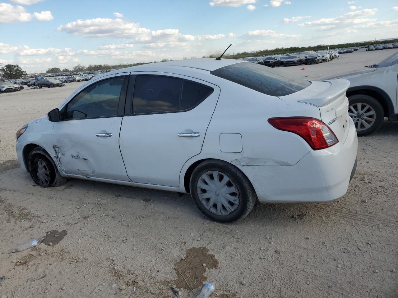 2019 Nissan Versa S - Фото 2