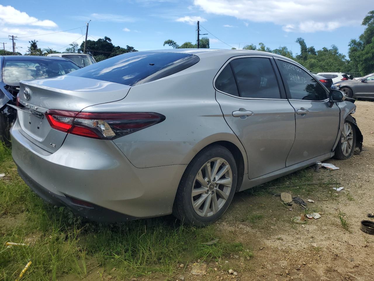 2023 Toyota Camry Le - Фото 3