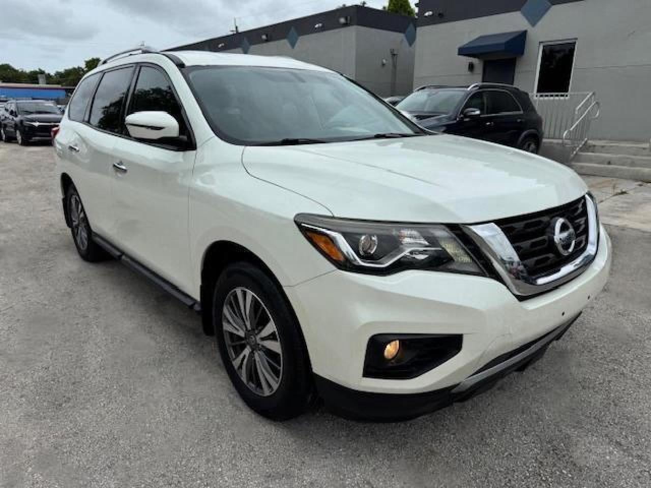 2017 Nissan Pathfinder S - Image 4