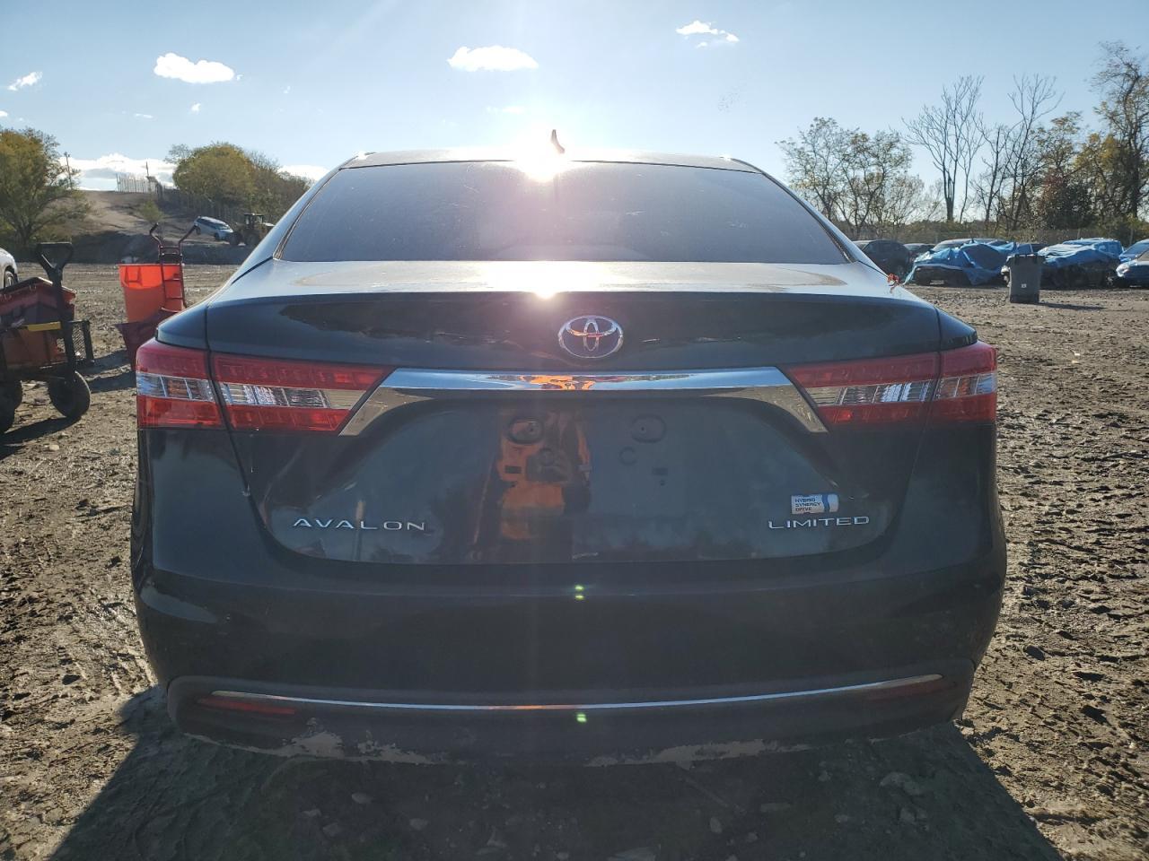 2015 Toyota Avalon Hybrid - Image 6