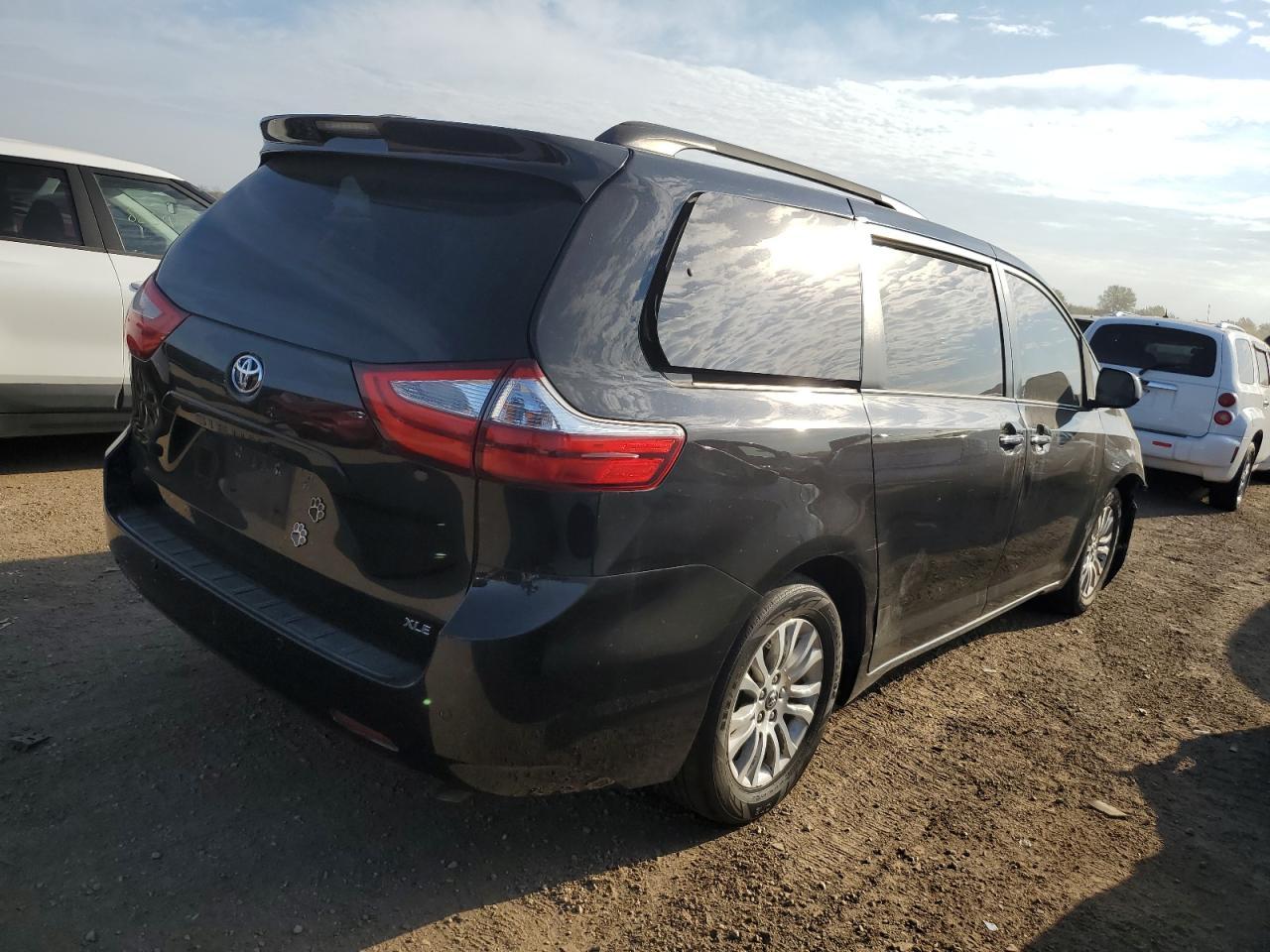 2015 Toyota Sienna Xle - Image 3