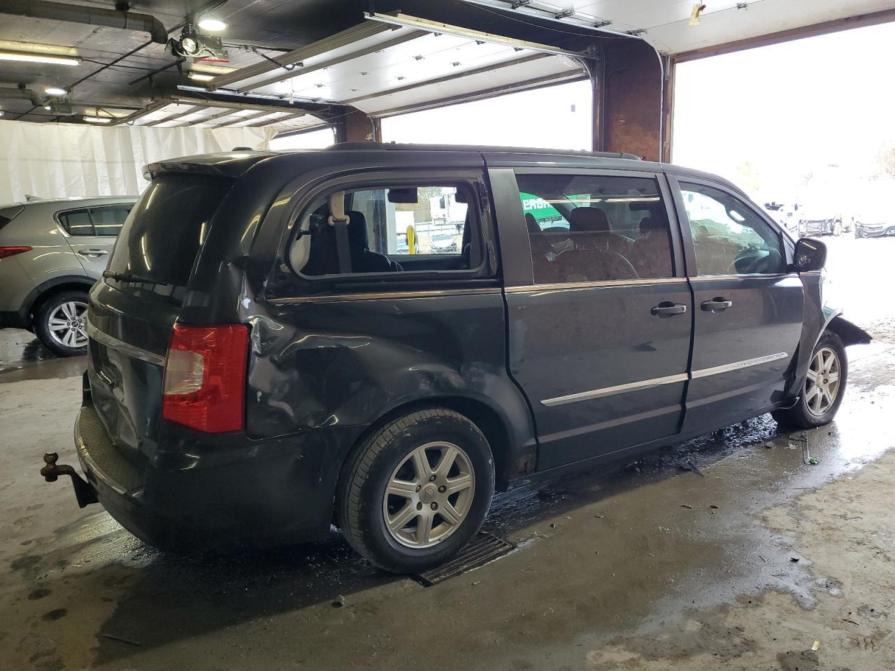 2012 Chrysler Town & Country Touring - Фото 3