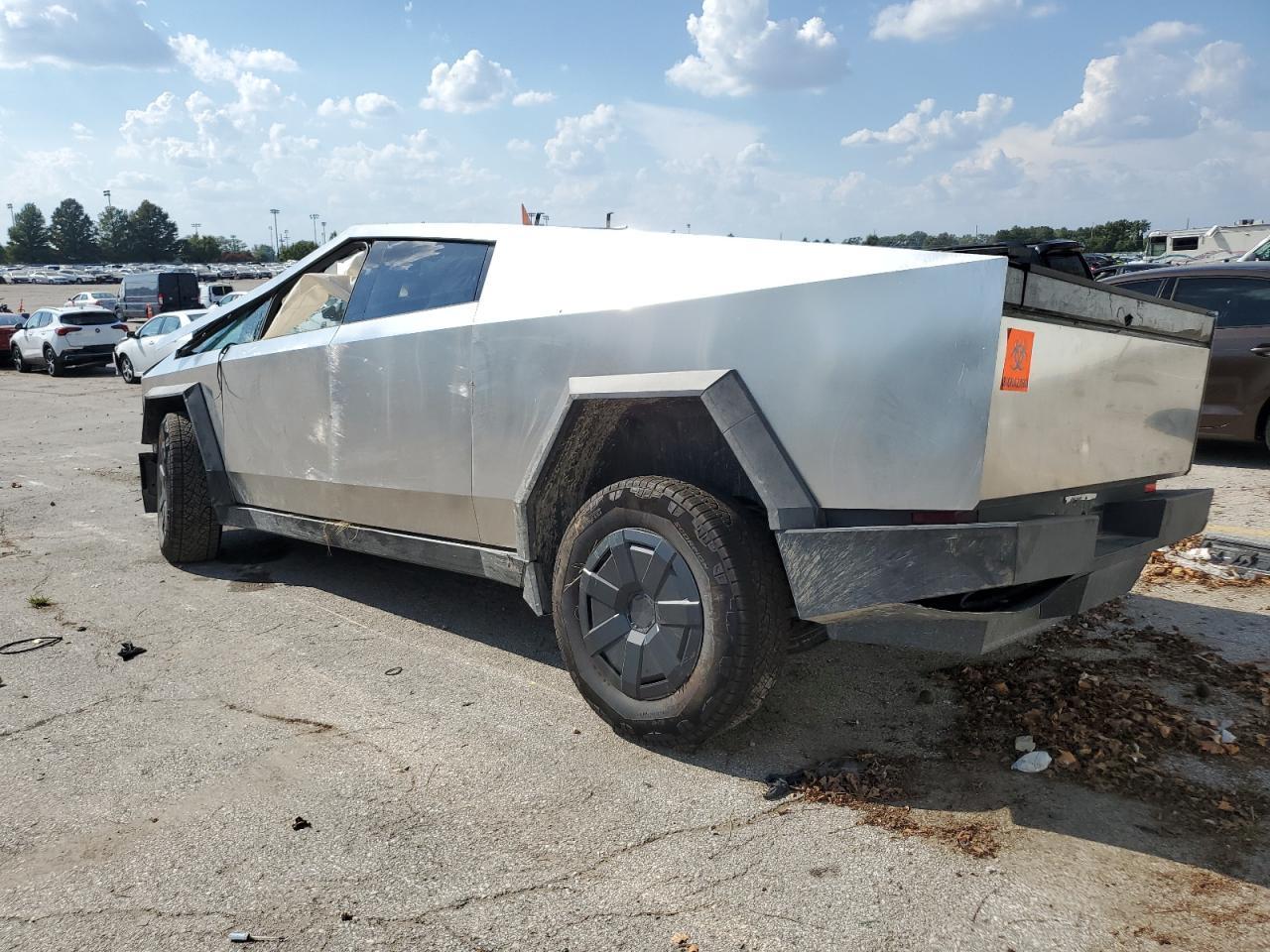 2025 Tesla Cybertruck - Фото 2