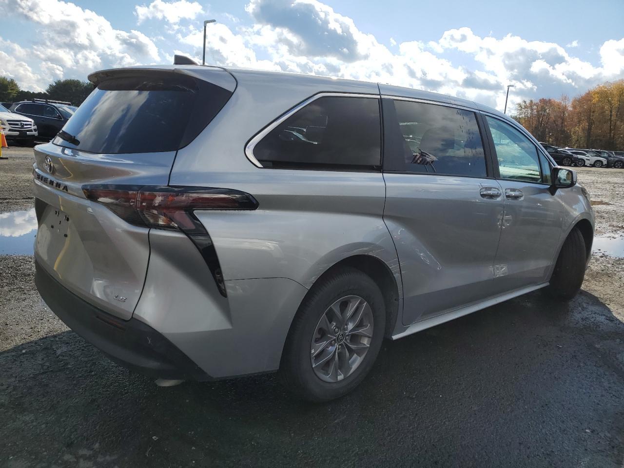2025 Toyota Sienna Le - Фото 3