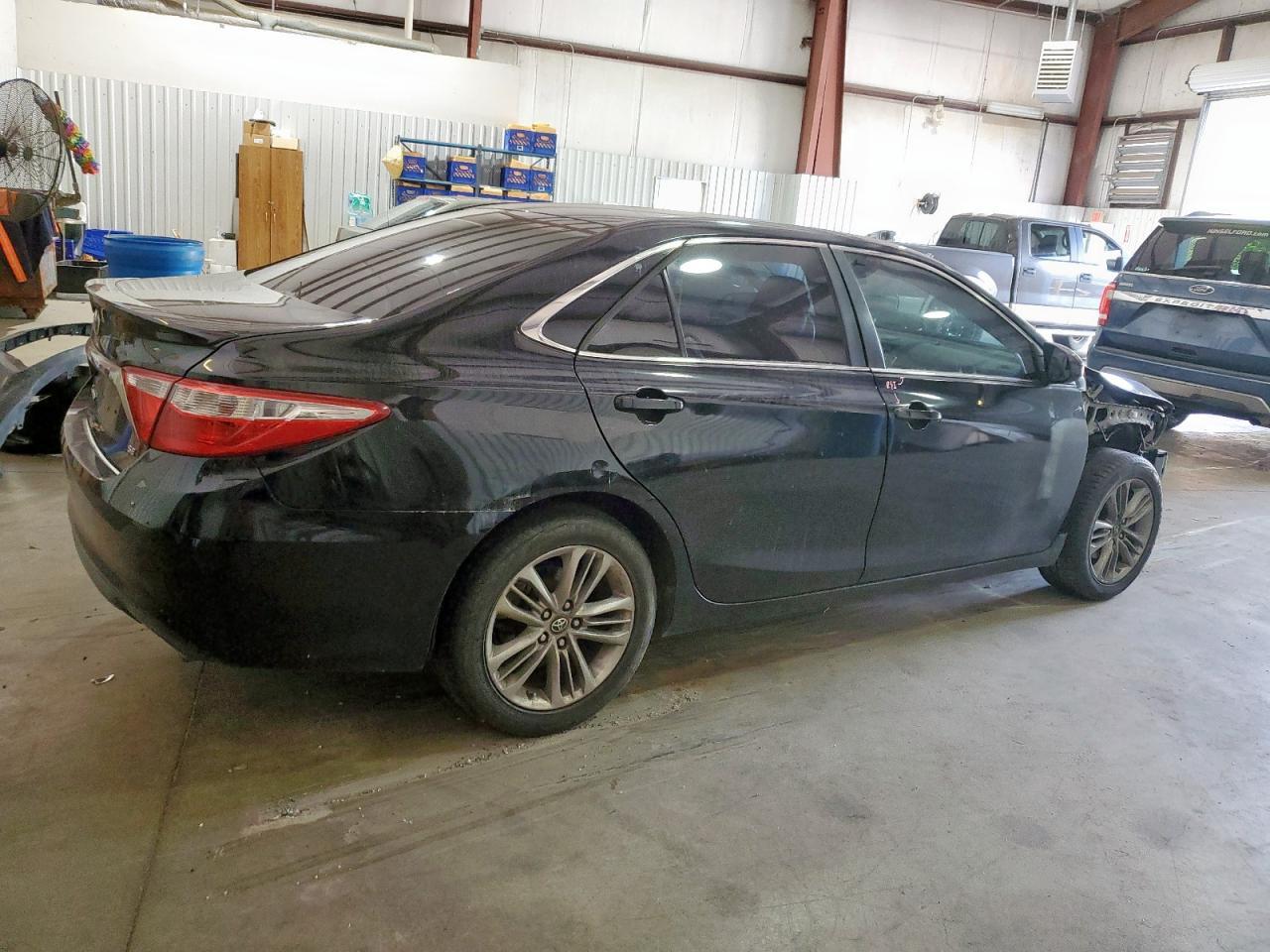 2017 Toyota Camry Se - Фото 3