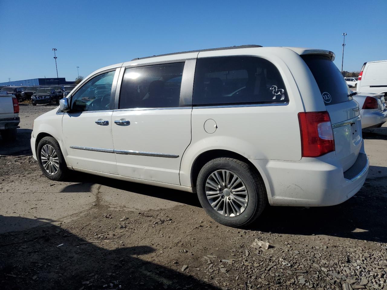 2013 Chrysler Town & Country Touring L - Фото 2