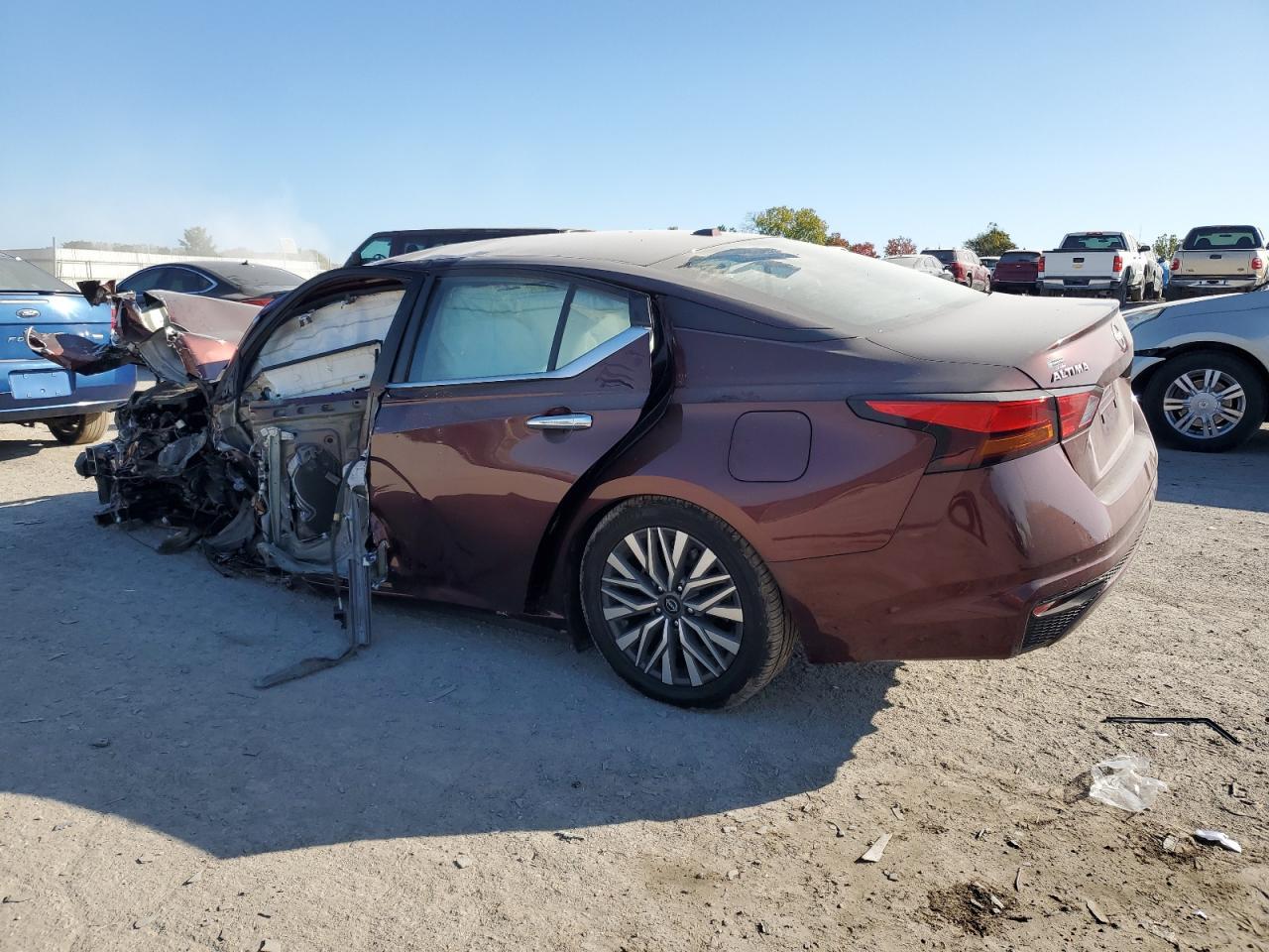 2023 Niss Altima - Image 2