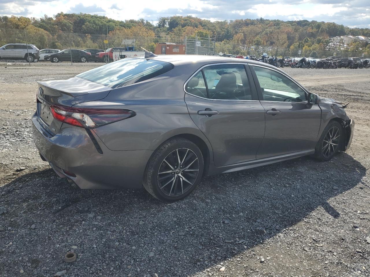 2021 Toyota Camry Se - Фото 3